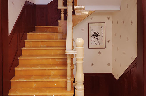 淇滨中式别墅室内汉白玉石楼梯的定制安装装饰效果